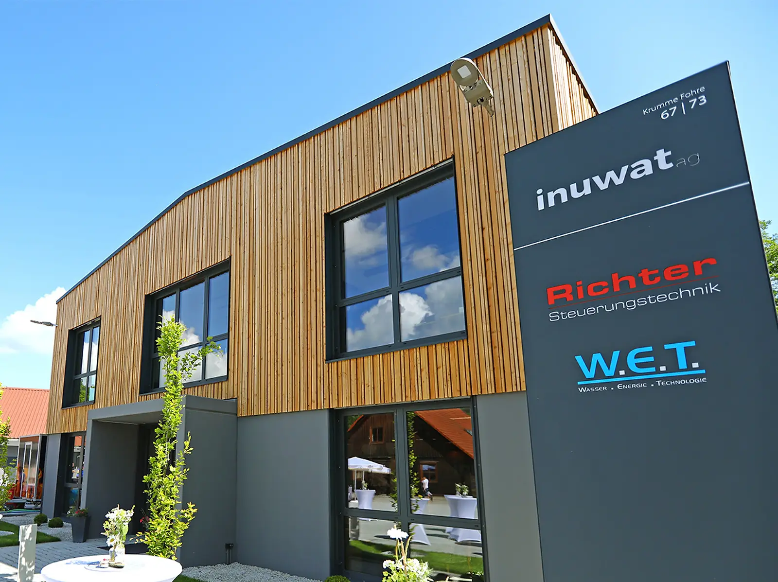 Firmengebäude der W.E.T. GmbH in Kasendorf - mit W.E.T., INUWAT und Richter Steuerungstechnik